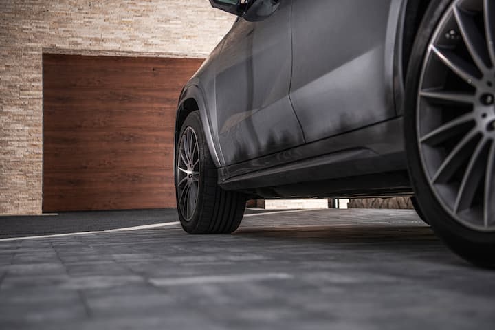 Carrelage pour garage vs dalle PVC : Quel revêtement choisir en 2025 ?